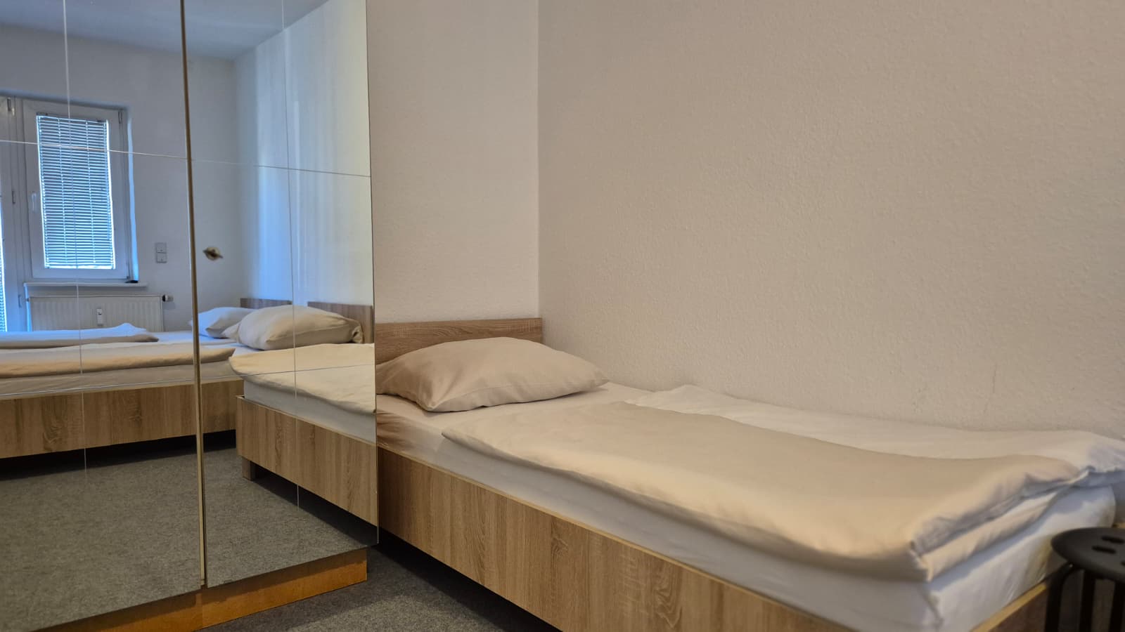 Über uns Zimmer Schrank